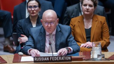 O embaixador da Rússia na ONU, Vasily Nebenzya, durante sessão do Conselho de Segurança na semana passada. Imagem referente a matéria