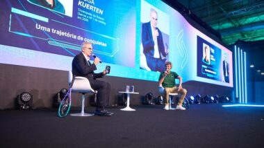 Gustavo Kuerten participa de painel no Senior Experience 2026, evento que reúne lideranças para debater inovação, IA e gestão empresarial.