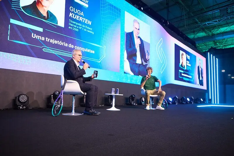Gustavo Kuerten participa de painel no Senior Experience 2026, evento que reúne lideranças para debater inovação, IA e gestão empresarial.