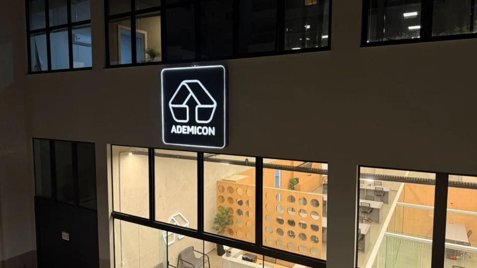 Fachada de uma das unidades da Ademicon no Paraná, estado que recebeu novas operações da empresa em meio ao crescimento da demanda por crédito planejado.