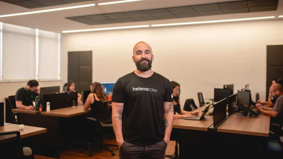 Gustavo Fragoso, CMO da HelenaCRM: empresas passam a apostar na estratégia de ampulheta para fortalecer retenção, recompra e relacionamento com clientes via WhatsApp e CRM conversacional.