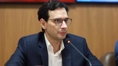 Léo Prates disse que faltam ajustes na regra de transição, mas Motta pretende aprovar texto ainda em maio.