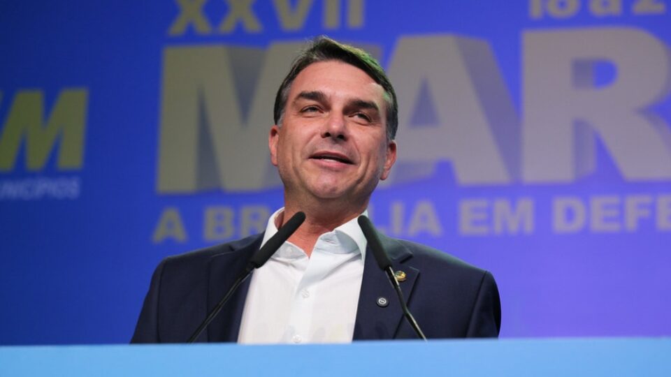 Flávio Bolsonaro mira Nordeste em discurso a prefeitos com ataques a Lula