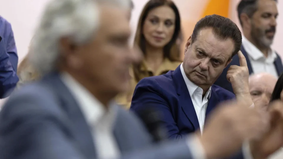 Gilberto Kassab olhando para Ronaldo Caiado