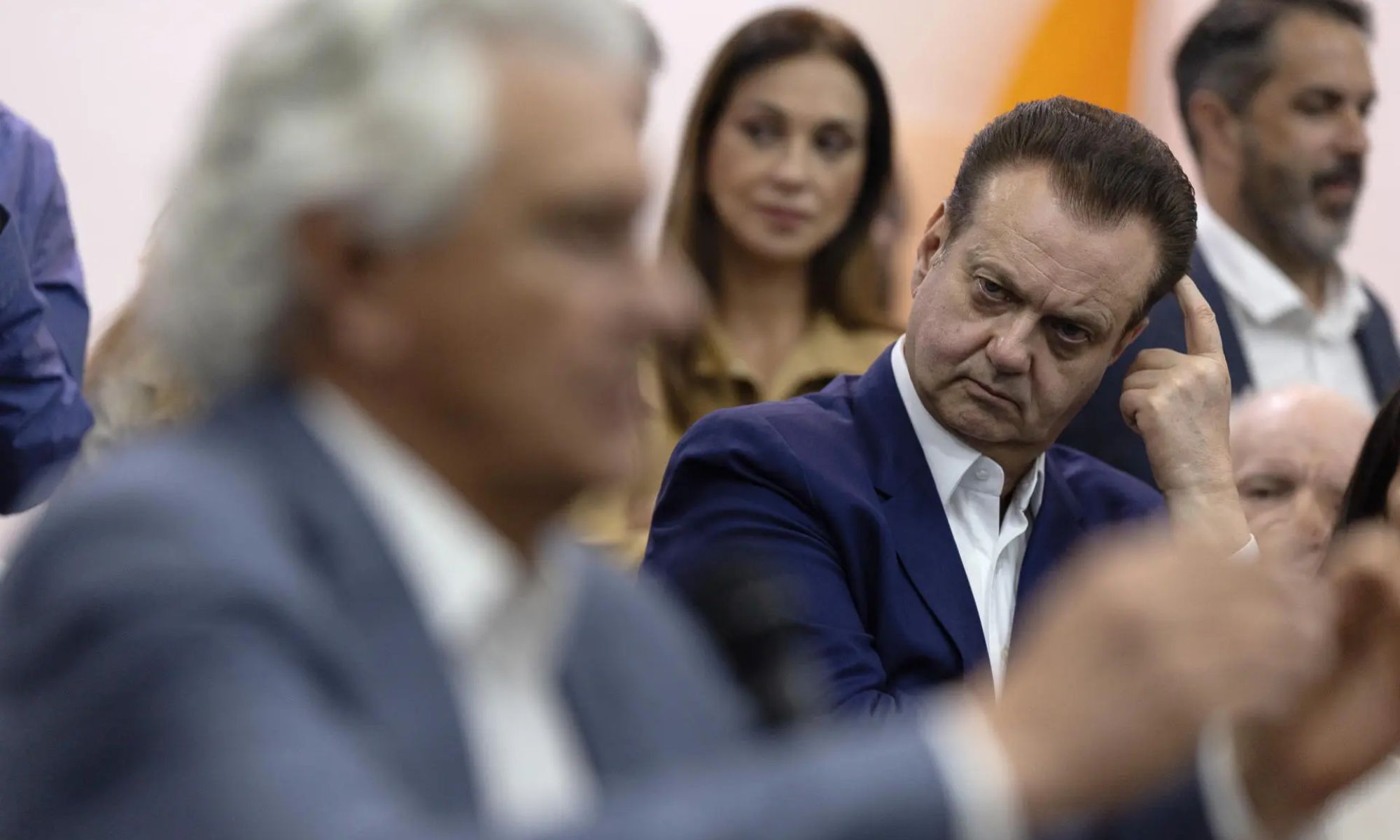 Contradição é estratégia política do cacique do PSD para fincar bandeiras de ambos lados nas eleições.