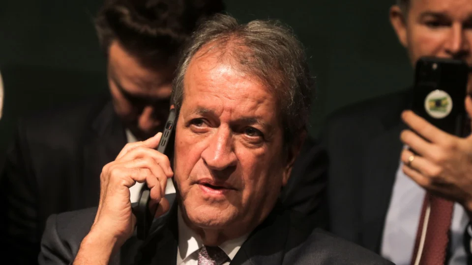 Valdemar nega que tenha dado prazo para avaliar candidatura de Flávio