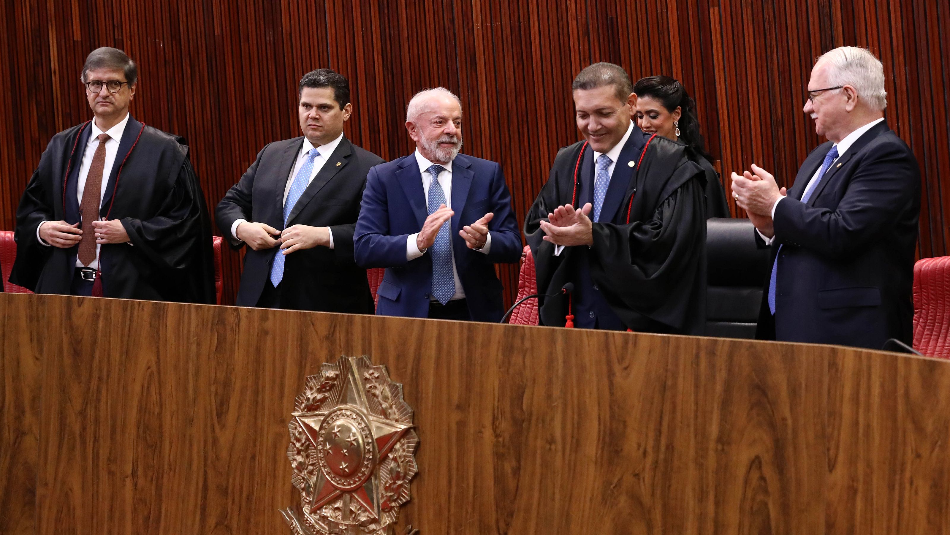 O ministro Nunes Marques (segundo da direita para a esquerda) durante sua posse como presidente do TSE.