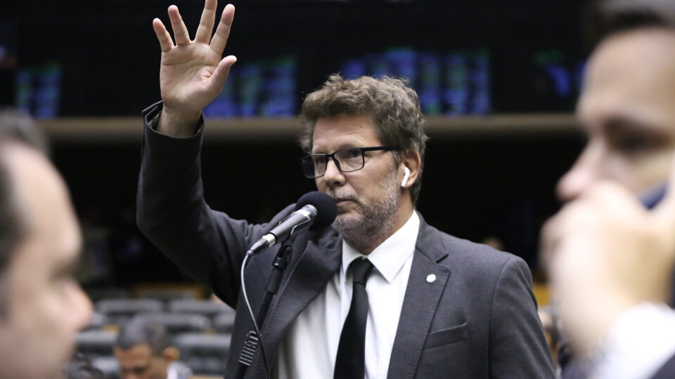 Dino dá 48h para Câmara explicar viagem de Mario Frias ao exterior
