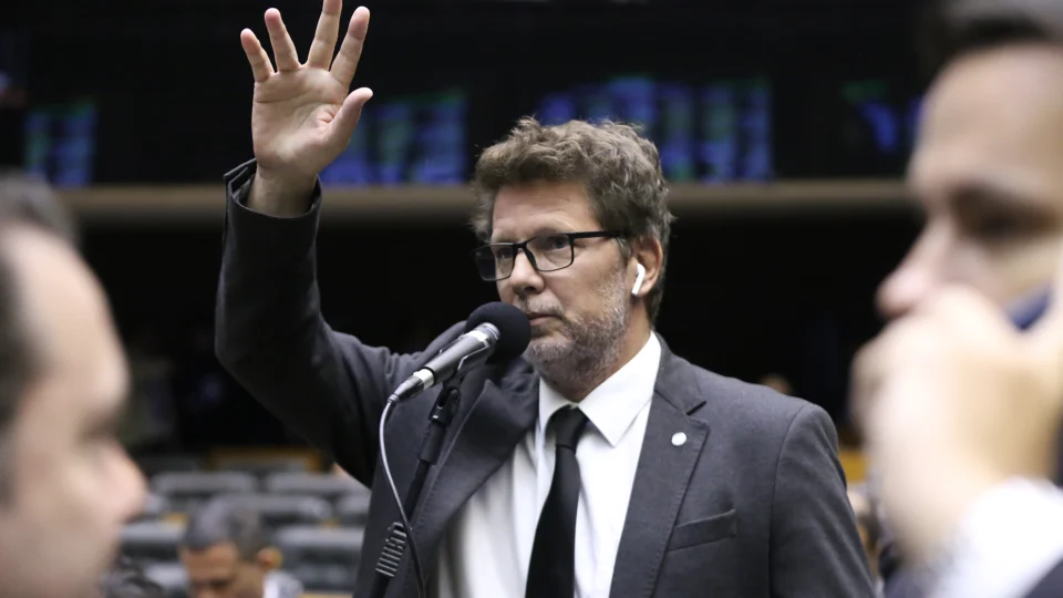 Dino dá 48h para Câmara explicar viagem de Mario Frias ao exterior