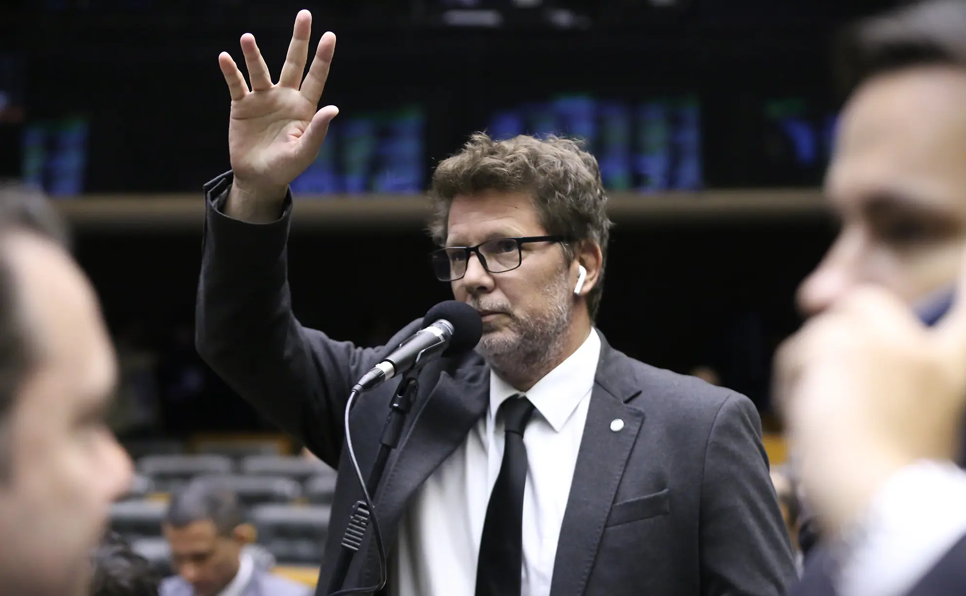 Dino dá 48h para Câmara explicar viagem de Mario Frias ao exterior