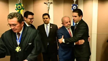 Estremecidos, Lula e Alcolumbre participam de posse no TCU