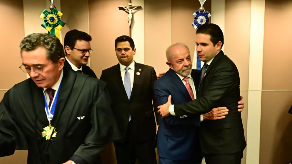 Estremecidos, Lula e Alcolumbre participam de posse no TCU
