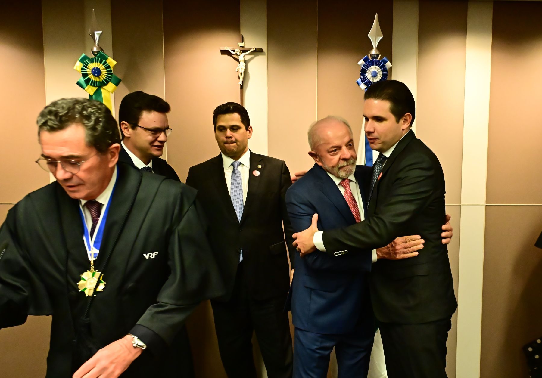 Estremecidos, Lula e Alcolumbre participam de posse de ex-deputado petista no TCU