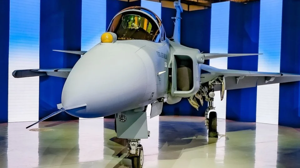 Linha de montagem do caça F-39E Gripen em Gavião Peixoto integra parceria estratégica entre Embraer e Saab para produção aeronáutica no Brasil.