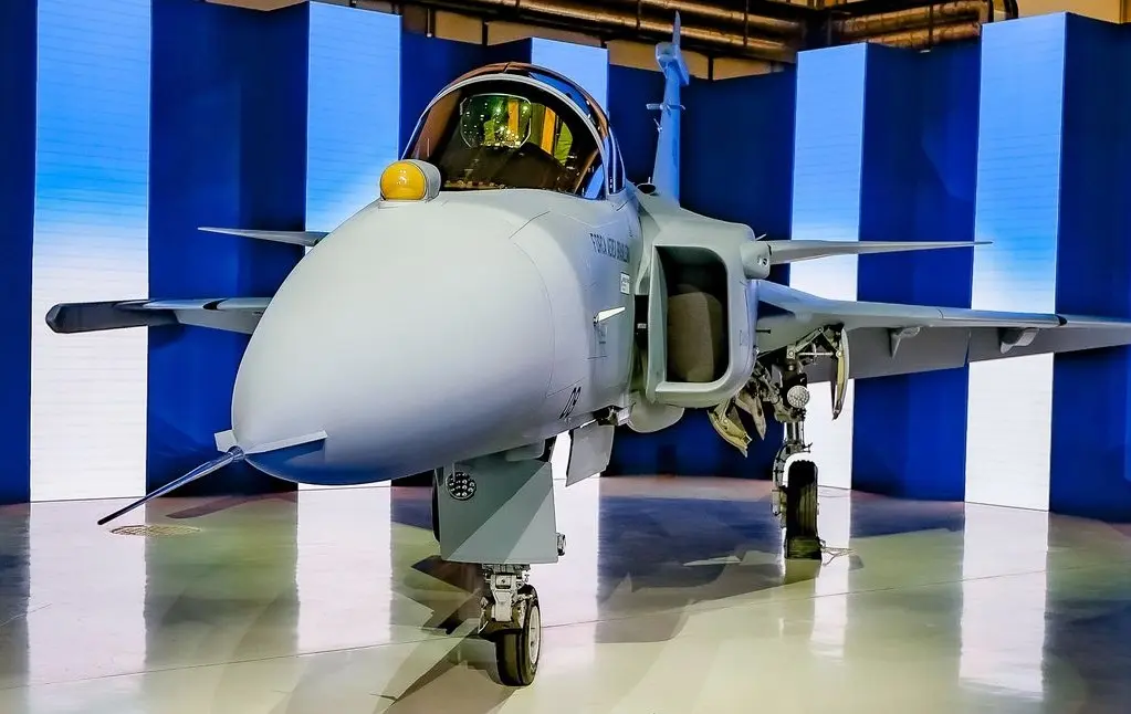 Linha de montagem do caça F-39E Gripen em Gavião Peixoto integra parceria estratégica entre Embraer e Saab para produção aeronáutica no Brasil.