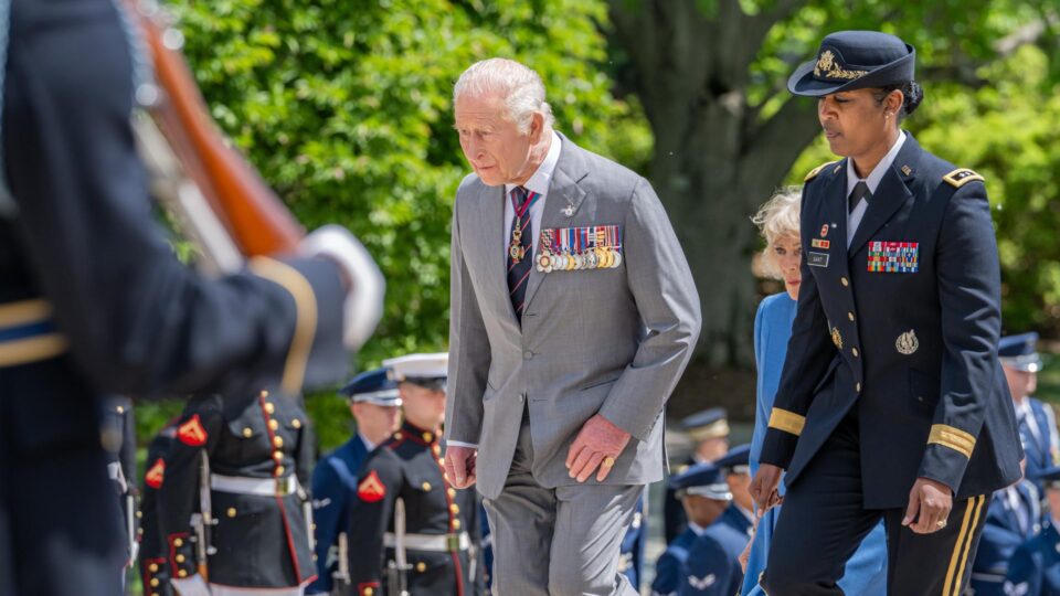Rádio britânica pede desculpas após informar por engano que Charles III morreu