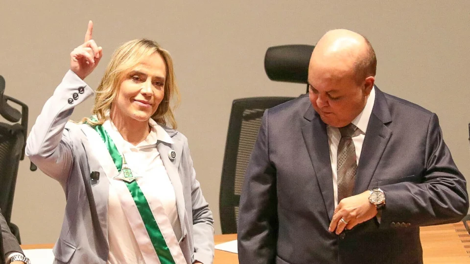 Governadora sinalizou autonomia após ex-governador reclamar de falta de continuidade na gestão.