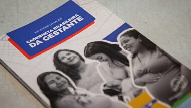 Caderneta da Gestante do governo Lula sugere aborto e cita “pessoas que gestam”. Imagem referente a matéria