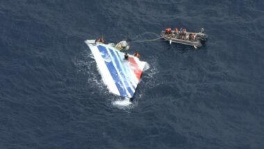 Destroços do avião são removidos em operação de busca e resgate no Oceano Atlântico, em junho de 2009 Imagem referente a matéria