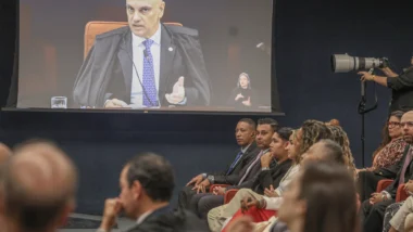 Moraes lê seu voto durante o julgamento do homicídio de Marielle. Agora, nova denúncia imputa a três policiais práticas para tentar embaraçar as investigações.