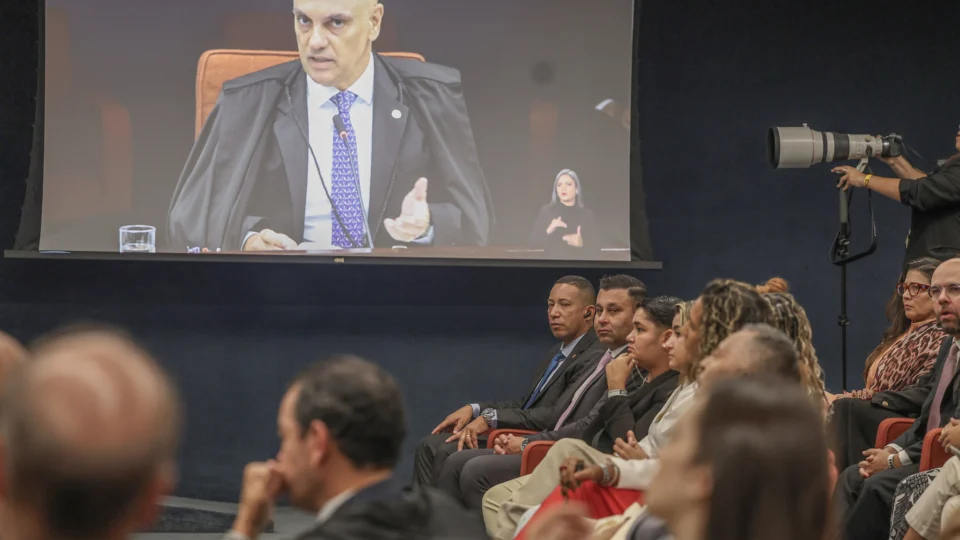 Moraes lê seu voto durante o julgamento do homicídio de Marielle. Agora, nova denúncia imputa a três policiais práticas para tentar embaraçar as investigações.