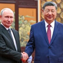 O ditador da Rússia, Putin, cumprimenta o ditador da China, Xi Jinping, durante visita de Estado no dia 20 de maio: regimes mantêm apoio discreto a Cuba Imagem referente a matéria