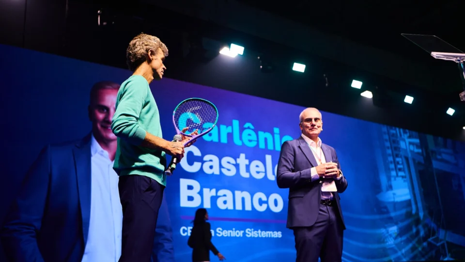 O ex-tenista Gustavo Kuerten participou do Senior Experience 2026 ao lado da liderança da Senior Sistemas, em um encontro sobre inovação, performance e transformação no ambiente corporativo.