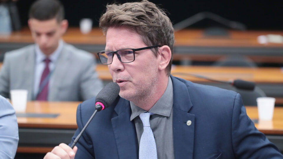 Mário Frias usa postagem para responder a Dino sobre paradeiro
