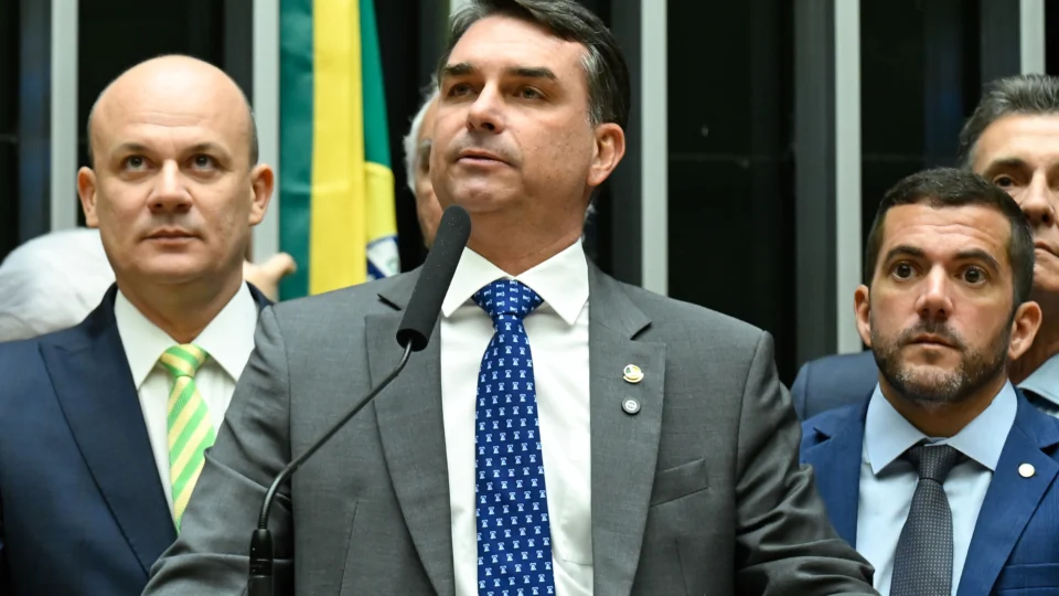 Senador usou reunião de banqueiro com Lula e escândalo do credcesta para associar caso ao PT.