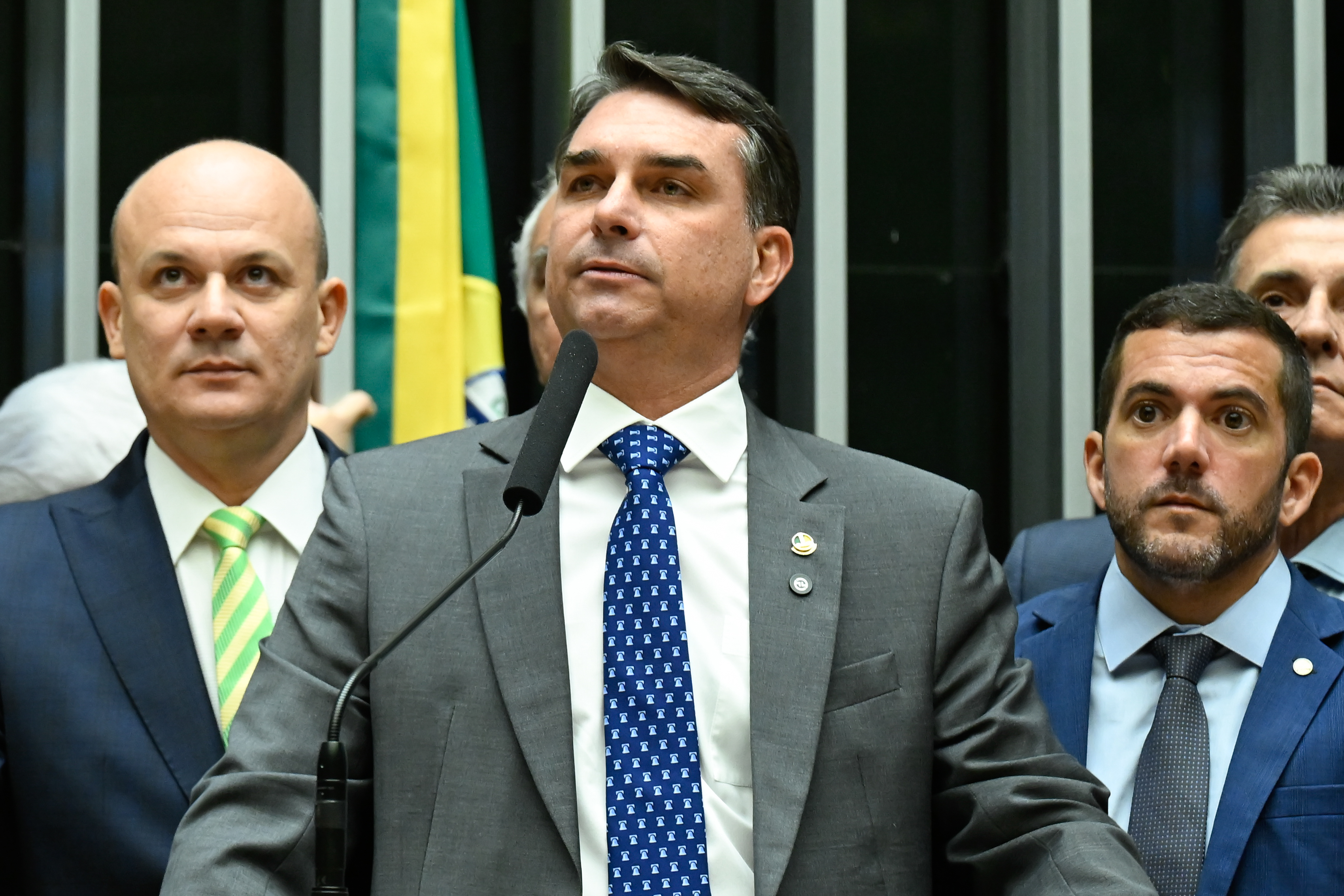 Flávio Bolsonaro cobra CPI do Master com depoimento de Vorcaro