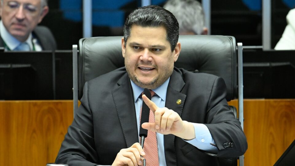 Alcolumbre barra abertura de CPMI do Master e diz que decisão é dele
