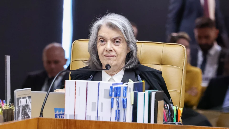 Ministra se justificou falando em celeridade, mas já completa quatro meses sem decidir sobre liminar.