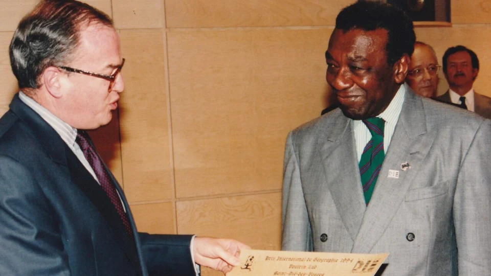 Milton Santos recebendo o prêmio Vautrin Lud durante o Festival de Geografia de Saint-Dié-des-Vosges, na França, em 1994: reconhecimento mundial que ajudou a transformar o geógrafo em referência quase incontestável nas universidades brasileiras