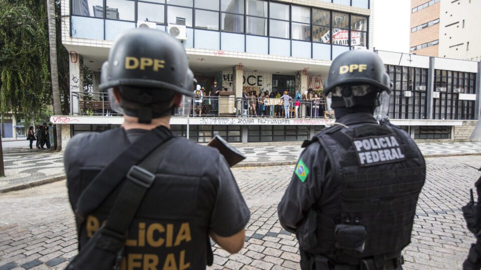 Estudantes ocupam prédio do DCE da UFPR há uma semana e reitoria aponta risco estrutural