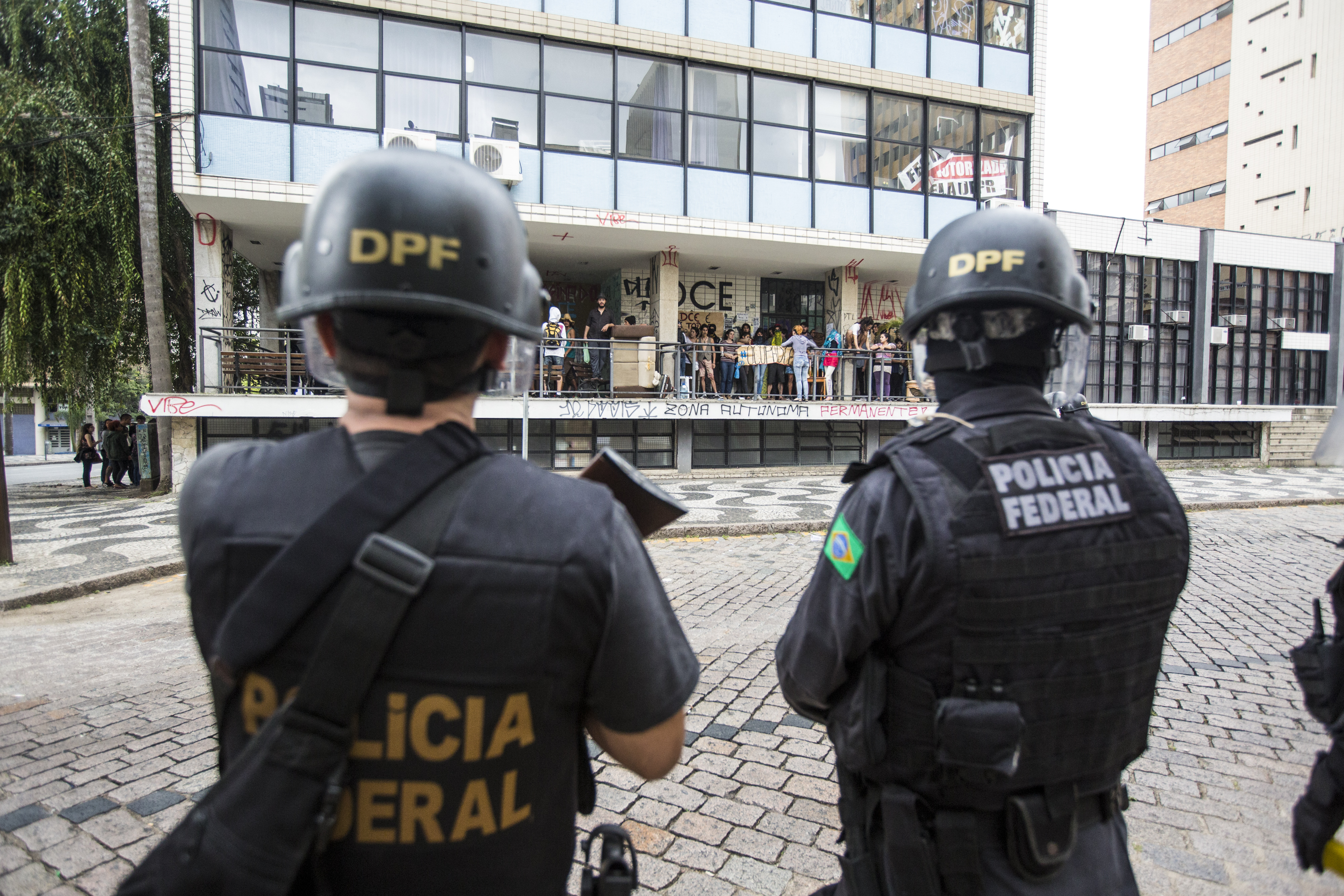 Polícia Federal acompanha desocupação do prédio do DCE da UFPR em 2015, quando estudantes também ocuparam o espaço; agora o movimento se repete, com uma semana de ocupação completada nesta quinta-feira (21).