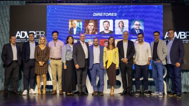 Nova diretoria da ADVB/PR durante evento que apresentou as diretrizes da gestão 2026–2027