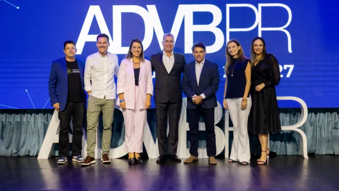 Nova diretoria da ADVB/PR durante evento que apresentou as diretrizes da gestão 2026–2027