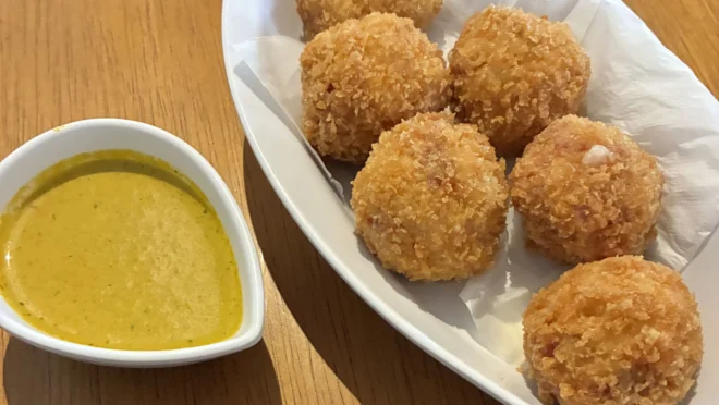 A experiência no Trem da República também passa pela gastronomia, com pratos que tornam o passeio ainda mais especial.