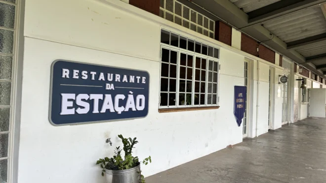 A experiência no Trem da República também passa pela gastronomia, com pratos que tornam o passeio ainda mais especial.