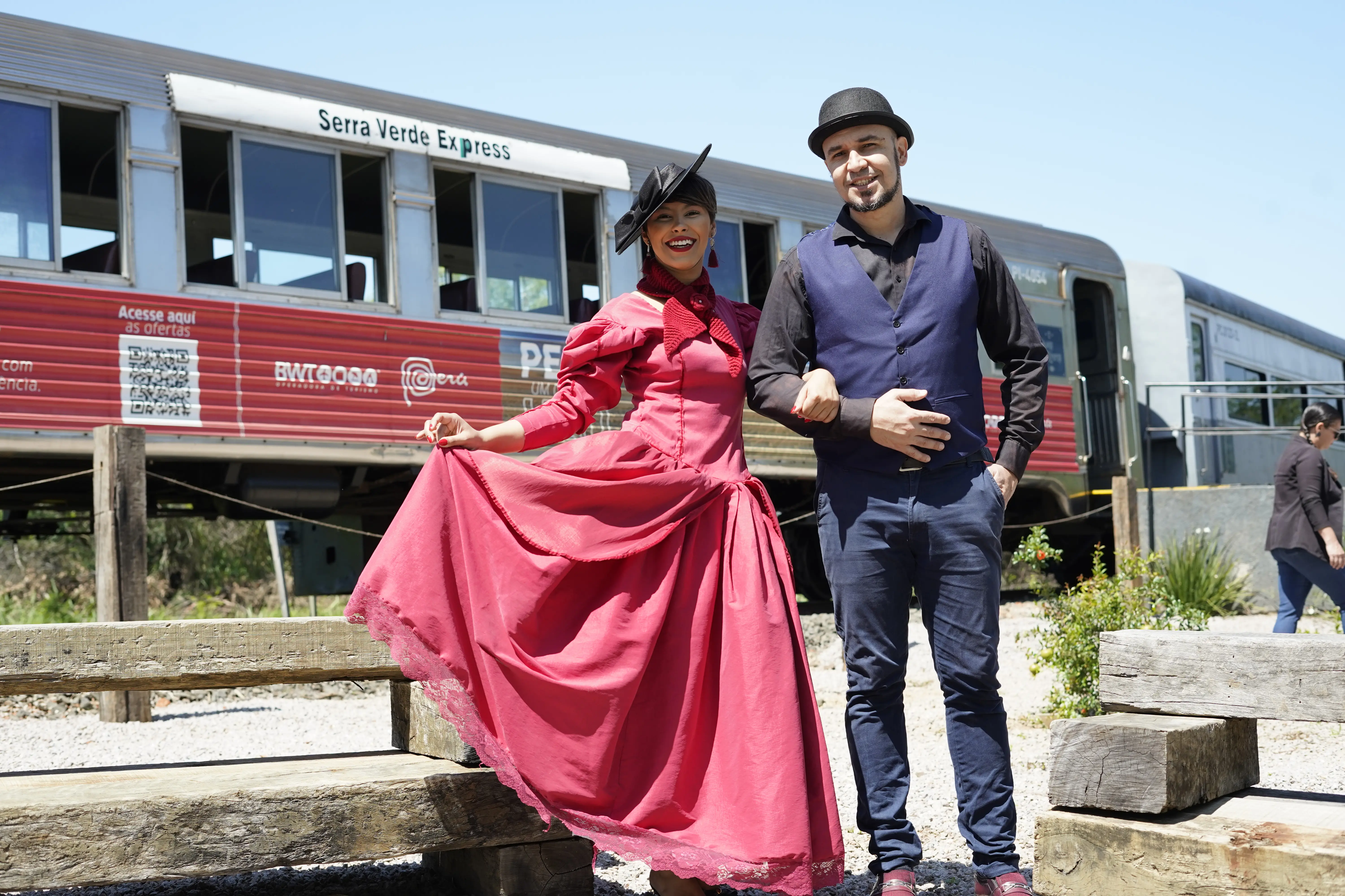 Personagens e apresentações culturais fazem parte da experiência imersiva do Trem da República, transportando os visitantes para o clima histórico da época ferroviária.