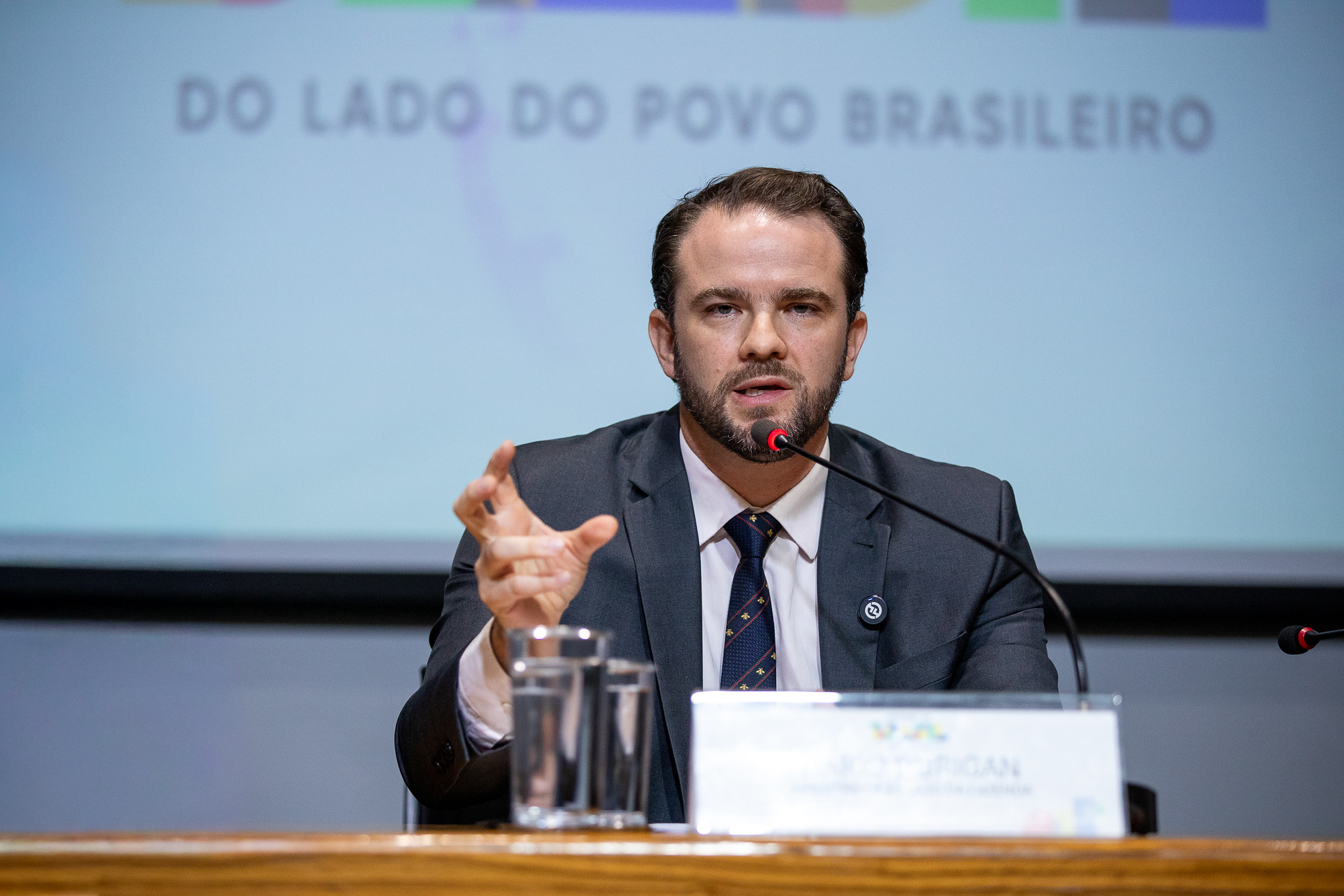 Governo admite reavaliar taxa das blusinhas e prepara Desenrola para adimplentes