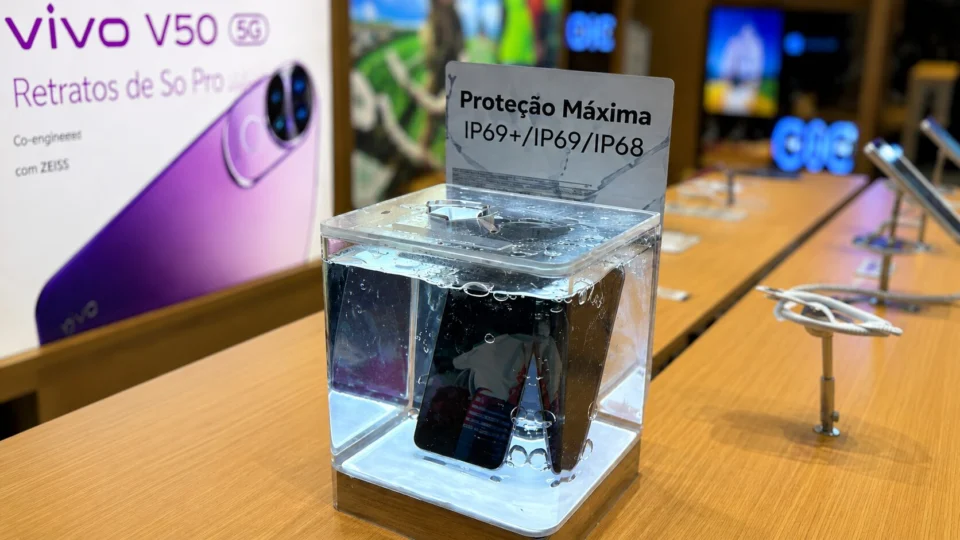Smartphone submerso em ação: a experiência interativa da JOVI destaca a resistência máxima dos aparelhos com proteção IP69+/IP69/IP68 na nova loja do Shopping Palladium Curitiba.