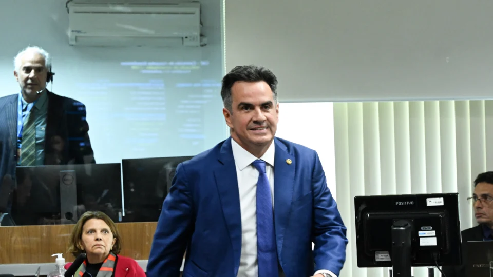 Aeronave ainda está no nome do parlamentar até que artista termine de pagar valor negociado.