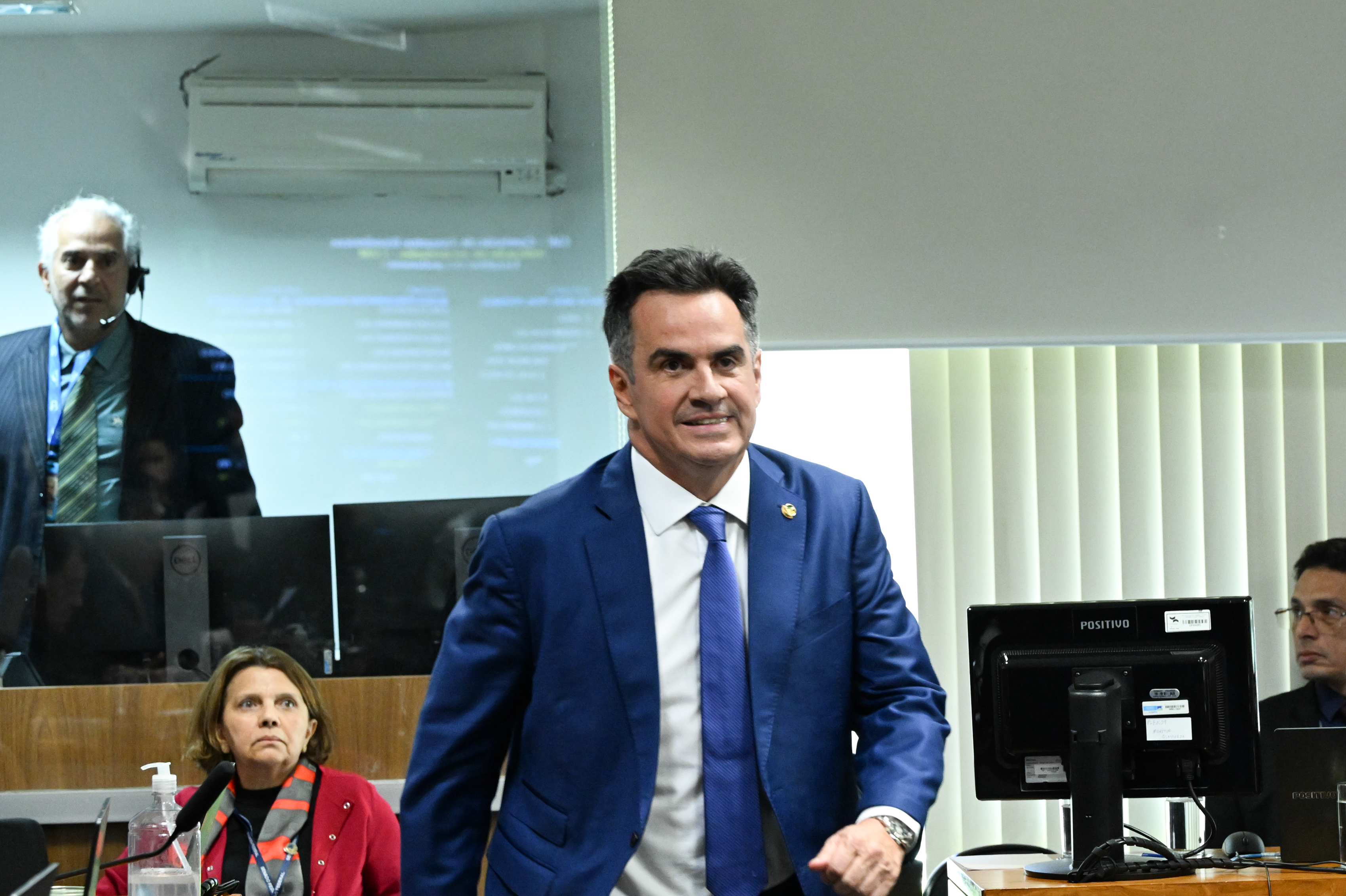 André Mendonça bloqueia avião de Ciro Nogueira vendido a cantor