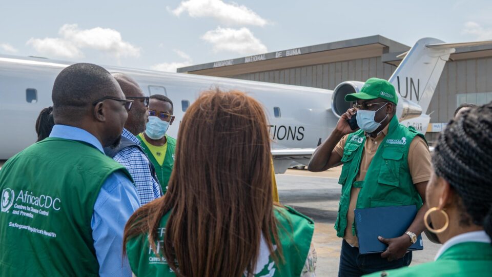 Jovens incendeiam hospital na África após autoridades não liberarem corpo de morto por ebola