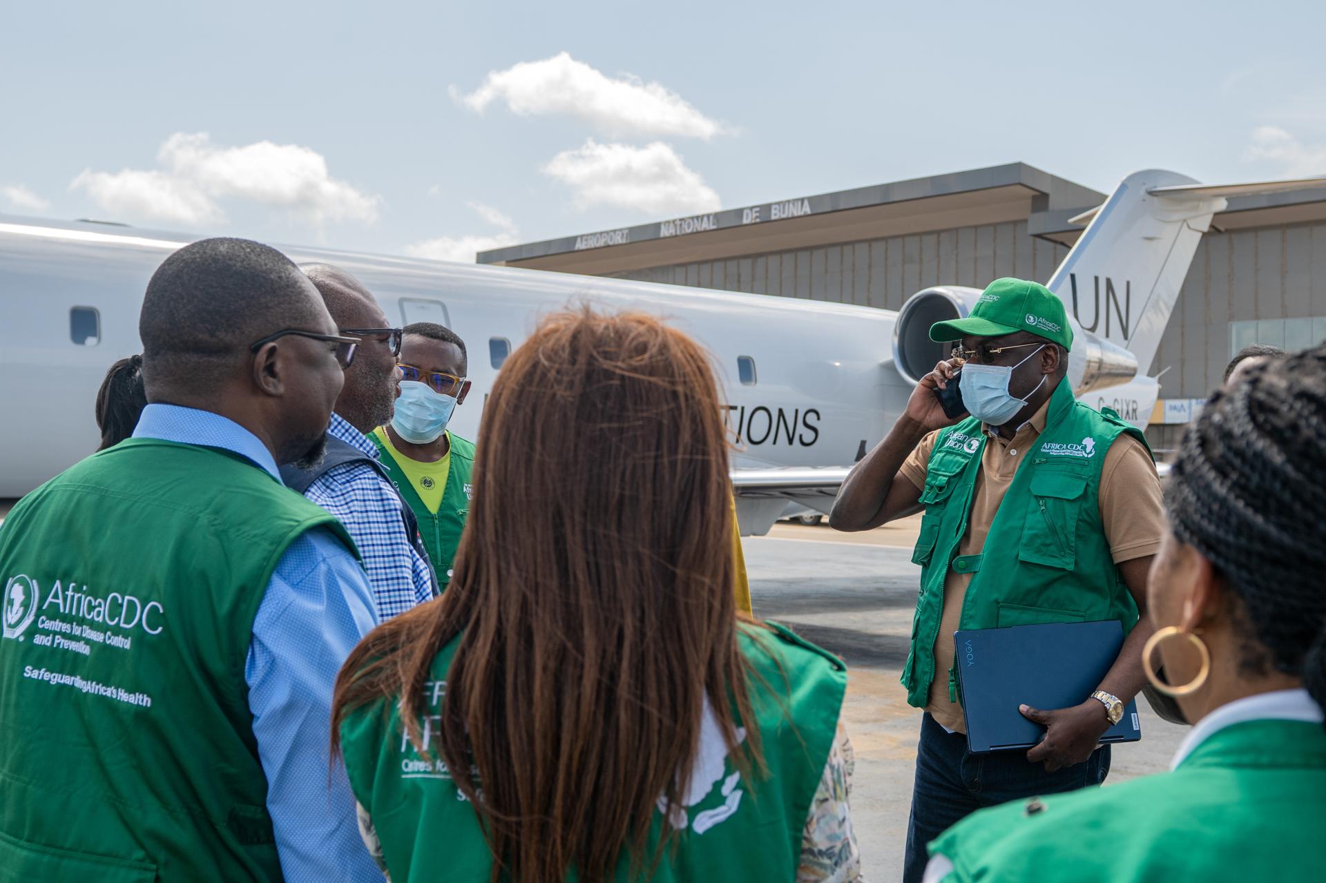 Jovens incendeiam hospital na África após autoridades não liberarem corpo de morto por ebola