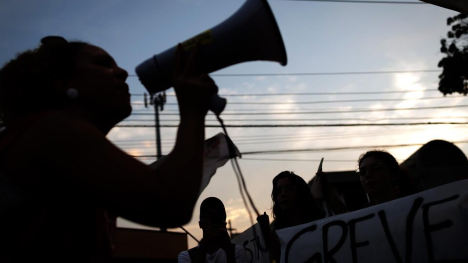 Estudantes em greve e oposição se unem para atacar Tarcísio de Freitas
