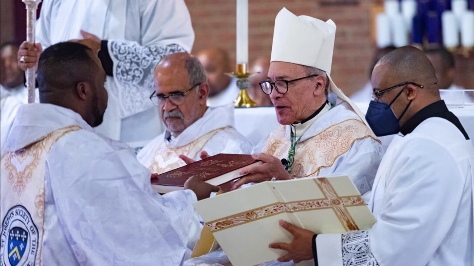 Morre o bispo John Ricard, pioneiro da comunidade católica negra nos EUA