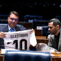 Reação de Zema leva Flávio para o “time Cleitinho” nas eleições em Minas Gerais. Imagem referente a matéria