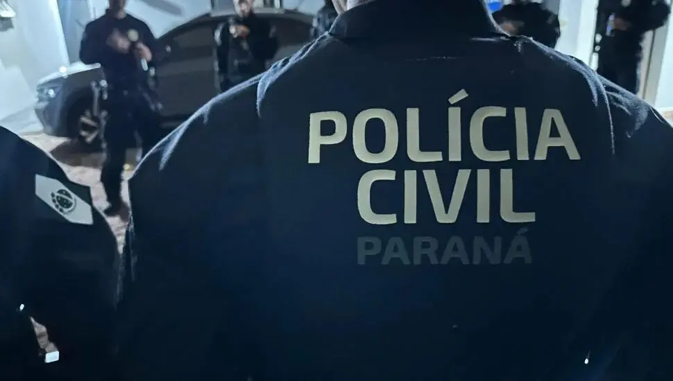 Operação da Polícia Civil do Paraná cumpriu mandados em cinco estados contra grupo suspeito de aplicar golpes de sextorsão e lavagem de dinheiro com criptoativos.